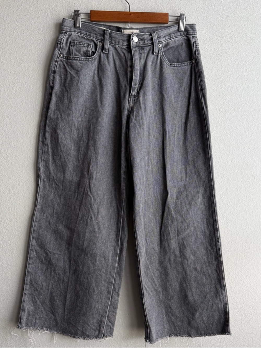 Universal Thread Women’s Size 8 Wide Leg Raw Hem Grey Wash Denim Jeans Comfort B